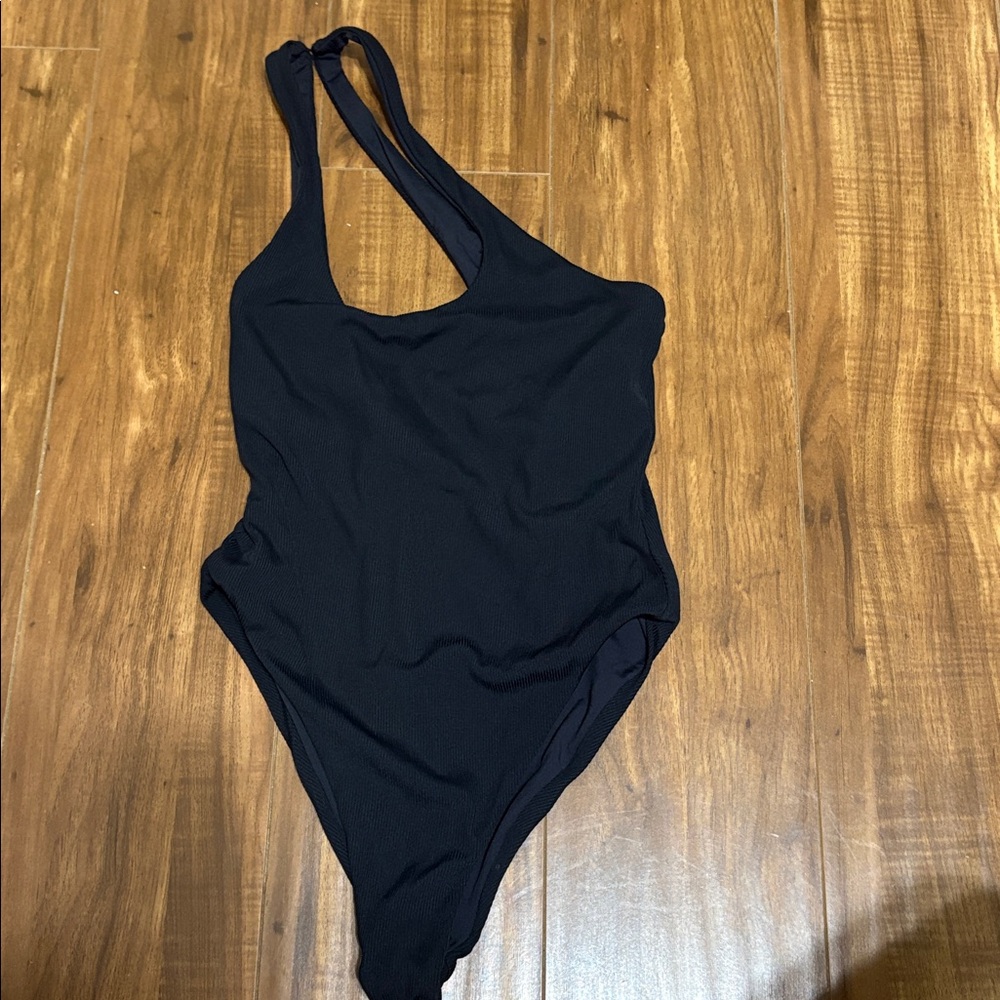 l*space Black One-Shoulder Cutout One-Piece Swimsuit - Picture 4 of 5